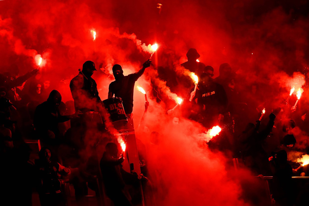 Navijači na tribini sa zapaljenim bakljama, utakmica francuske Lige 1