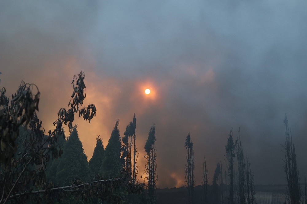 Dim nakon ruskog raketnog udara prekriva sunce u okolini Harkova, u Ukrajini